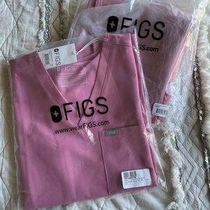 Women’s Chalk Pink FIGS scrub set. Size XS in both top & bottoms